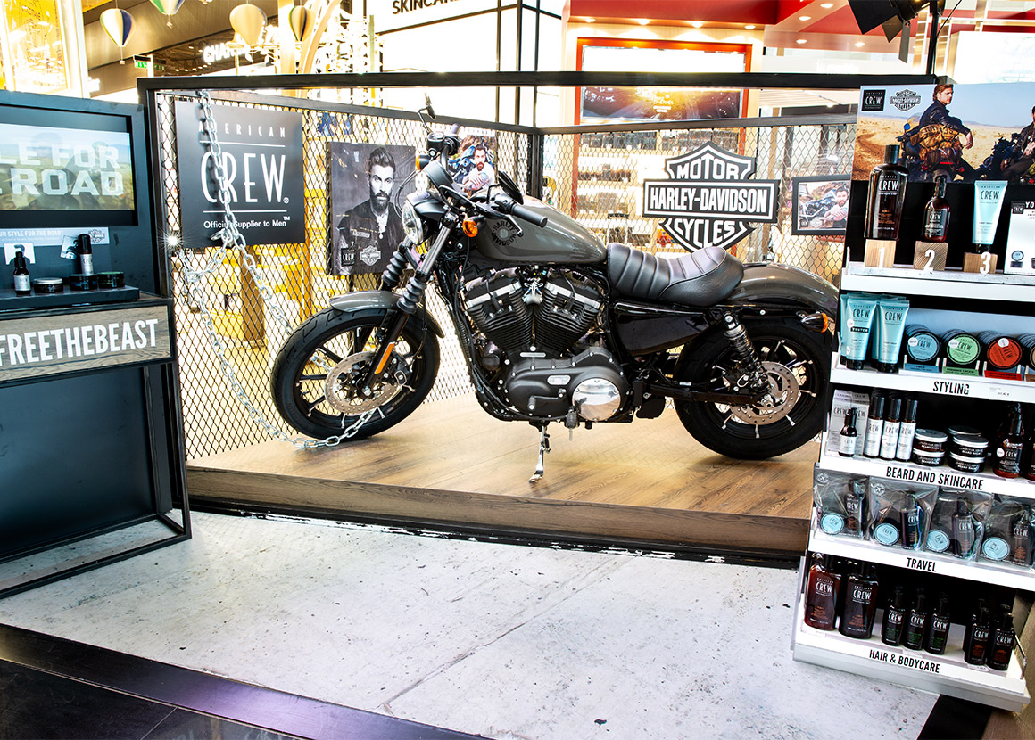 Moto Harley Davidson Jeu American Crew Podium Corner Free the Beast Travel Retail - Groupe ELBA