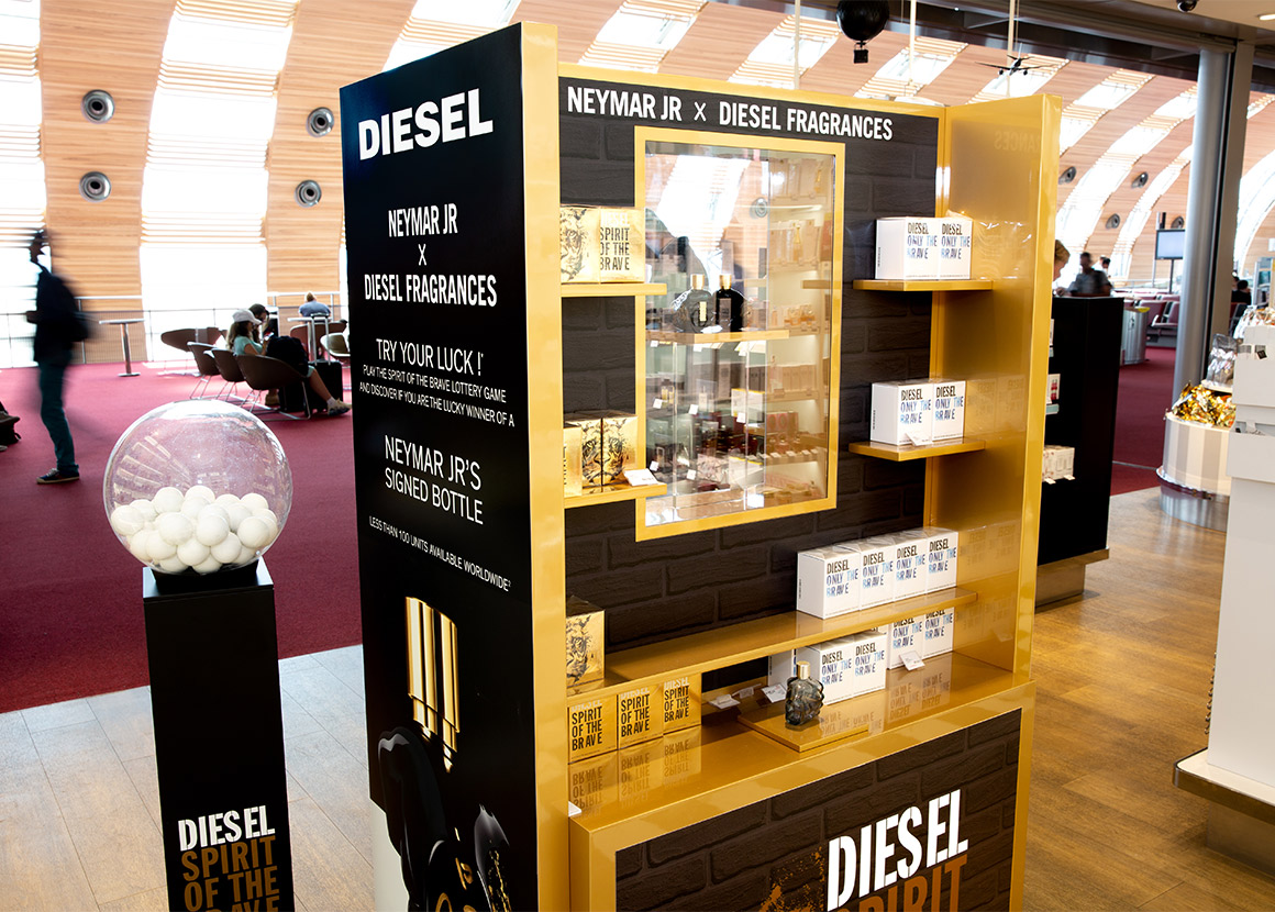 Installation PLV Diesel Triporteur Neymar Travel Retail - Groupe ELBA