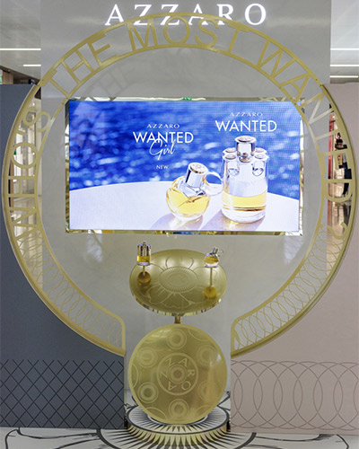 Présentoir Parfum Luxe Azzaro Wanted Girl Podium Travel Retail