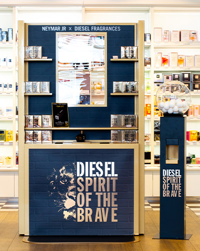 Installation Présentoir Diesel Triporteur Neymar Travel Retail - Groupe ELBA